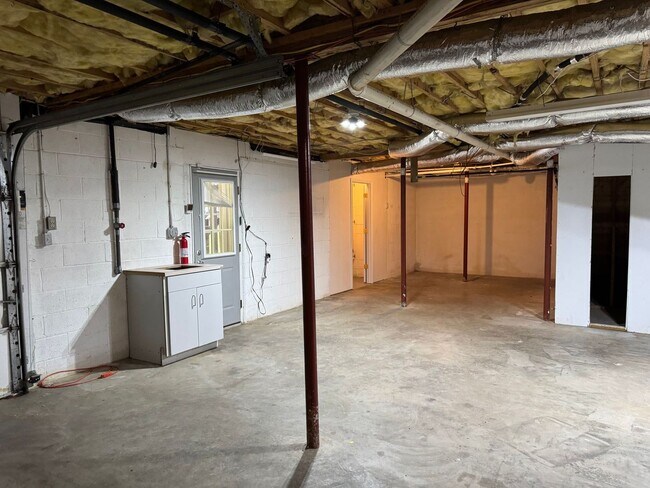 Building Photo - Sango! 3 Bed/2.5 Bath with unfinished base...