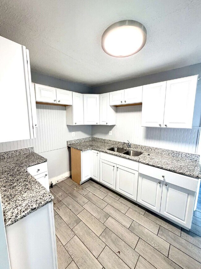 Building Photo - 2 bed, 1 Bath: Updated Inside!