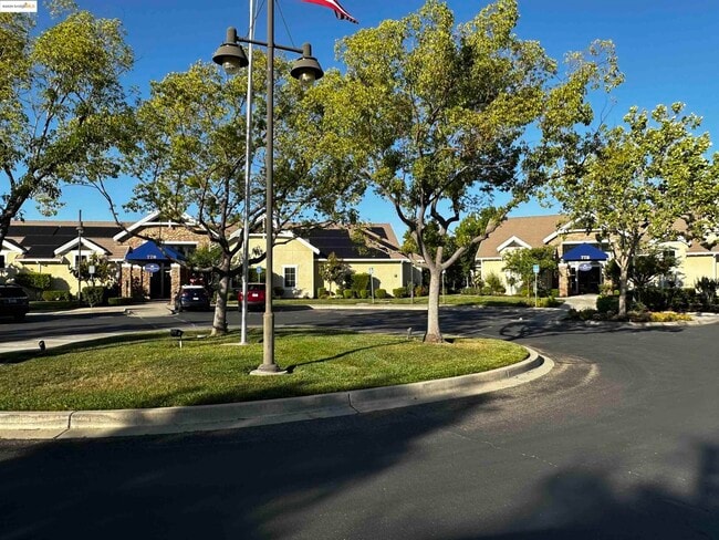 Building Photo - 575 Quindell Way