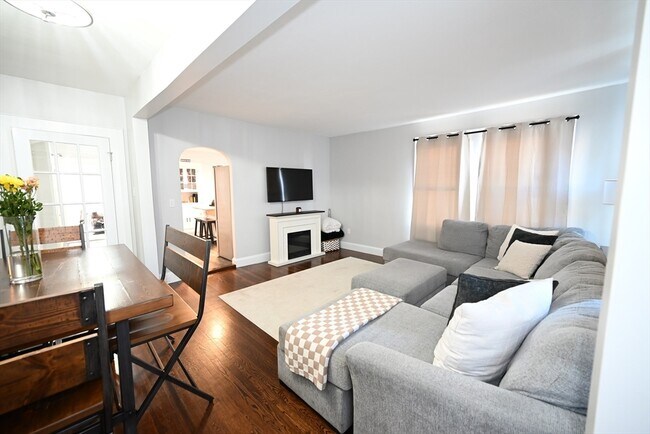 Building Photo - 375 E Merrimack St