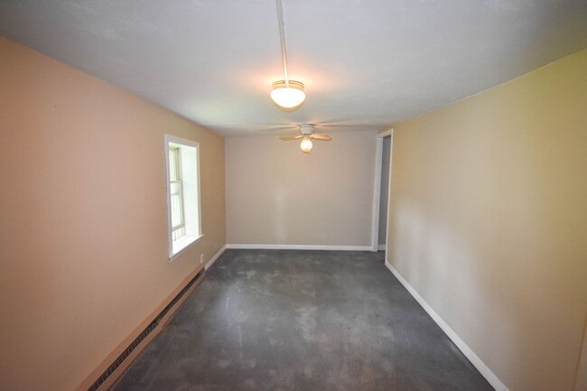 Building Photo - Large Home on Jacksonville Rd with Laundry!