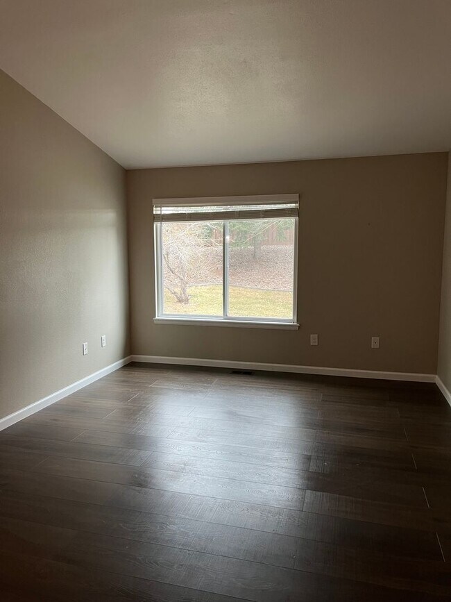 Building Photo - Beautifully Updated single-level duplex in...
