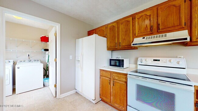 Building Photo - 177 Avis Dr