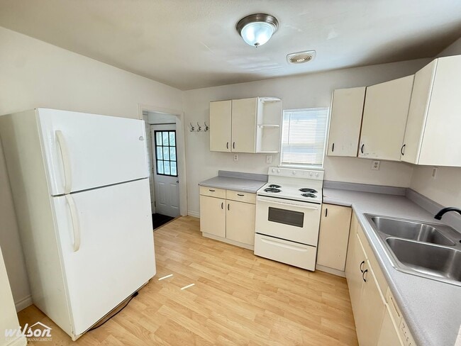 Building Photo - Spacious 3bd | 1ba House near Nob Hill Elementary School!