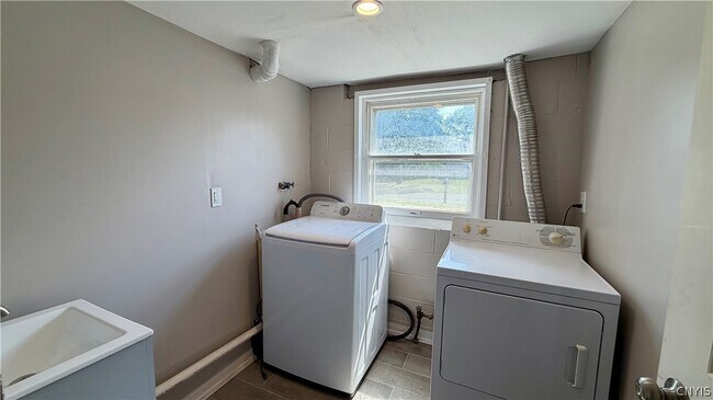 Building Photo - 104 Finwood Dr