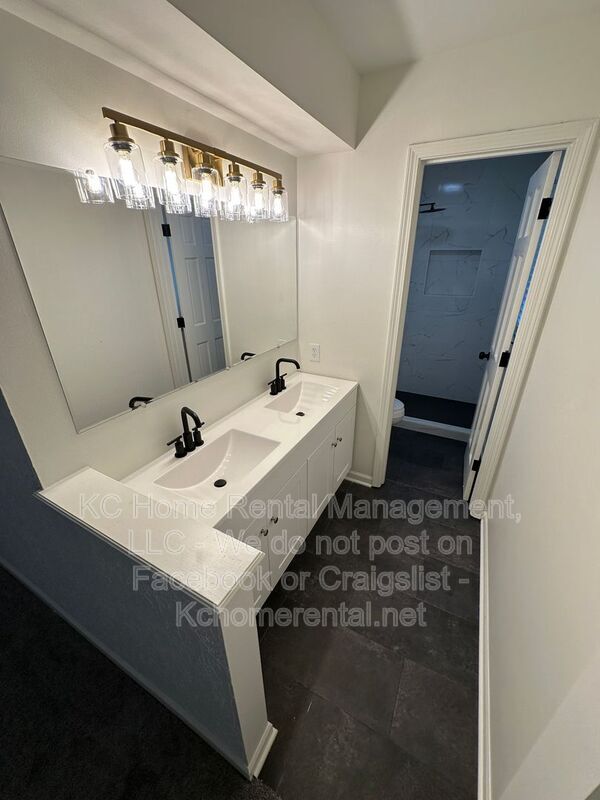 Building Photo - 3870 SW Harbor Dr