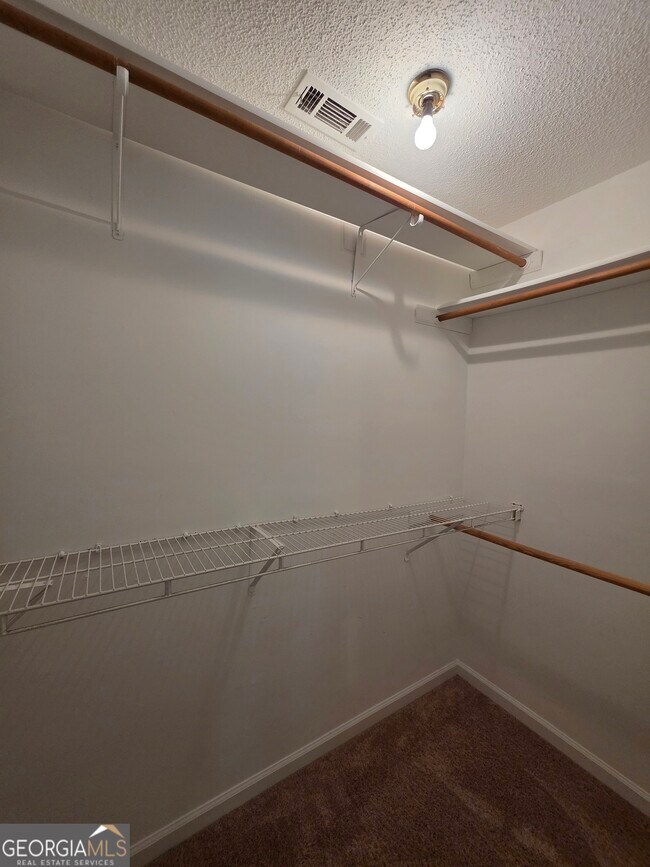 Building Photo - 302 Henley Way