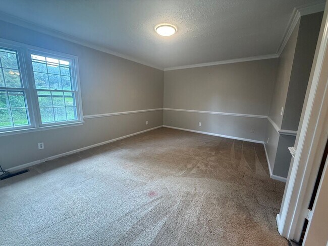 Building Photo - 28 Summercreek Dr