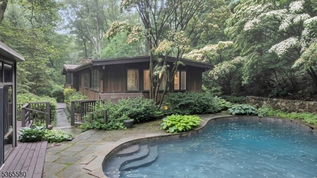 Building Photo - 37 Lenape Dr