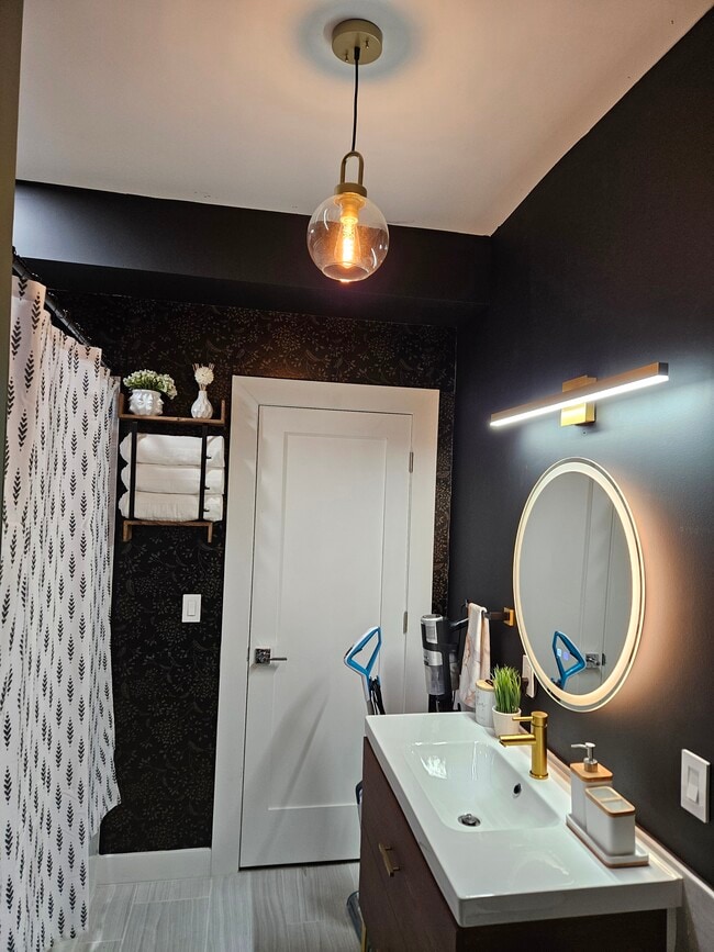 Building Photo - 84 Center Ave