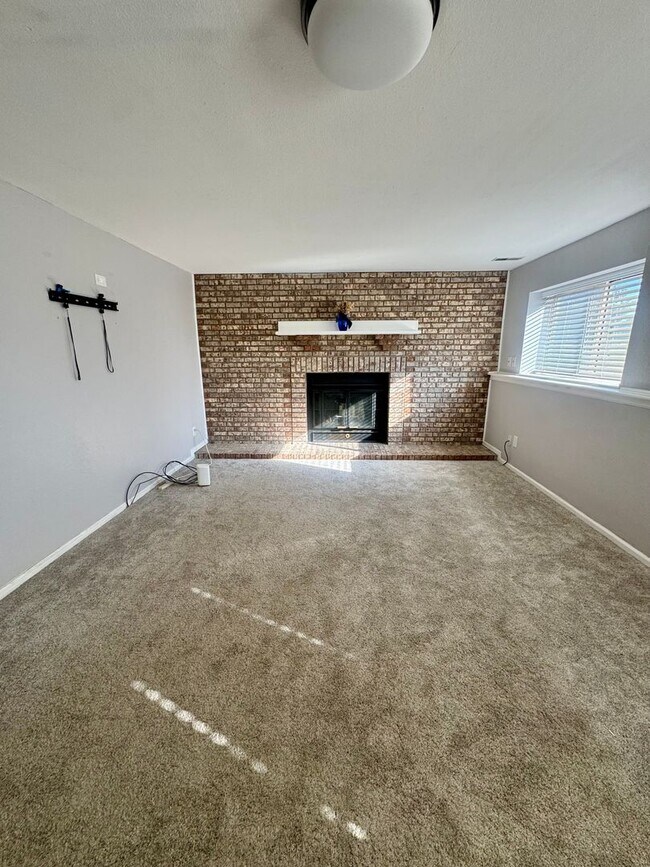 Building Photo - 4 Bedroom home in Stunning Rockrimmon