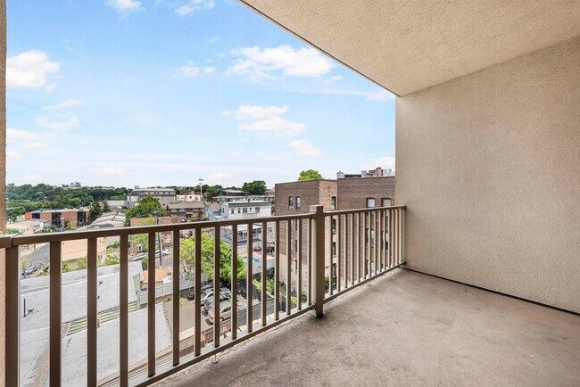 Building Photo - 8915 Bergenwood Ave