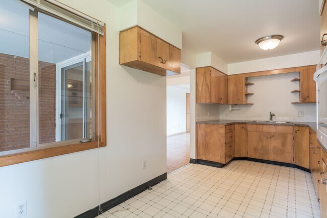 Building Photo - $500 move-in incentive! Awesome 3-bdrm/2-bath duplex in heart of Hillsboro—Laundry hook ups, atta...