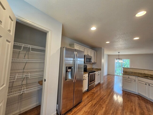 Building Photo - Super Beautiful Englewood 3 Bedroom Home A...