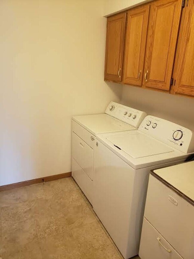 Building Photo - Spacious 3 bedroom, 2 1/2 bath Duplex