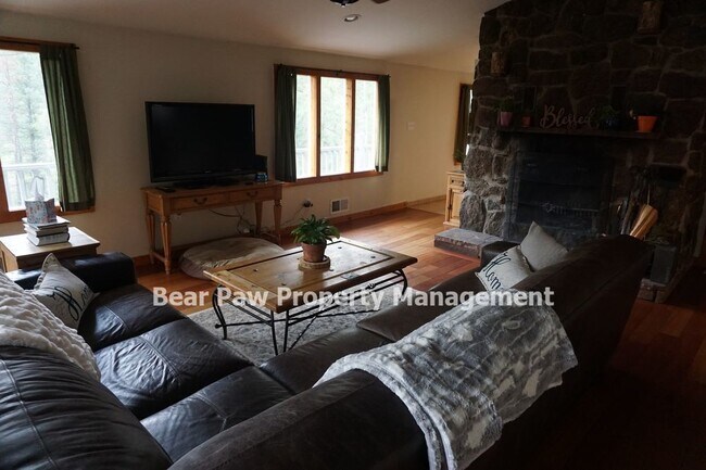 Building Photo - Great Home on Upper Bear Creek!!
