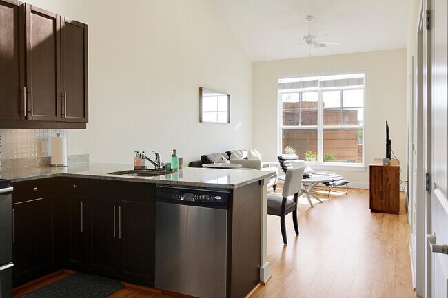 Building Photo - 909 Usher St