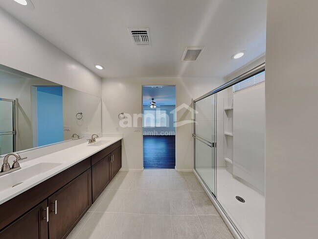 Building Photo - 854 E Artesia Pl