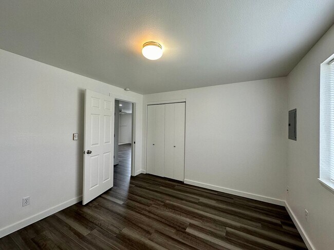 Building Photo - 2025 Yew St