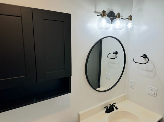 Building Photo - Charming 3BR/2BA Single-Level Home on Nearly Half an Acre!