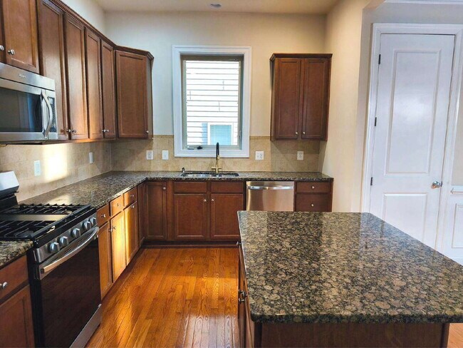 Building Photo - Luxurious Single-Family Home in Vibrant On...