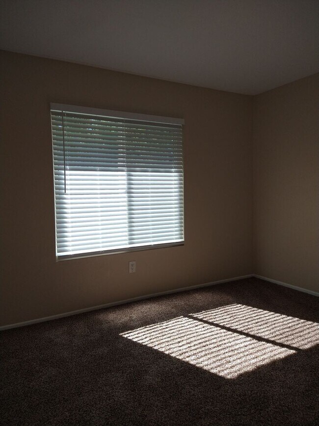 Building Photo - ALL UTILITIES INCLUDED! 3 Bed / 1 Bath Rem...