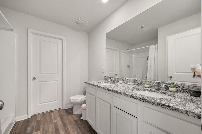 Building Photo - Modern Spacious 5-Bedroom Home Built in 2023