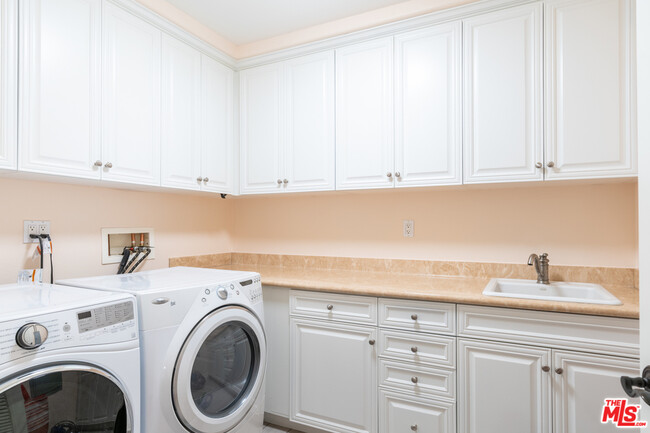Building Photo - 6241 Crescent Park W