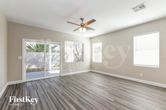 Building Photo - 934 E Shady Charmer Ave