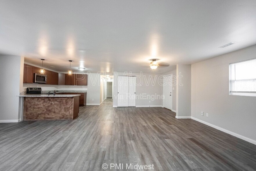 Building Photo - 955 N Traub Ave