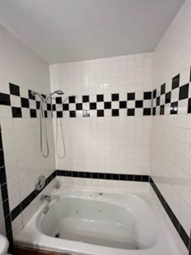Building Photo - 3 Bed 2 Bath 2 Car Garage plus Bonus Room Available July 31, 2023