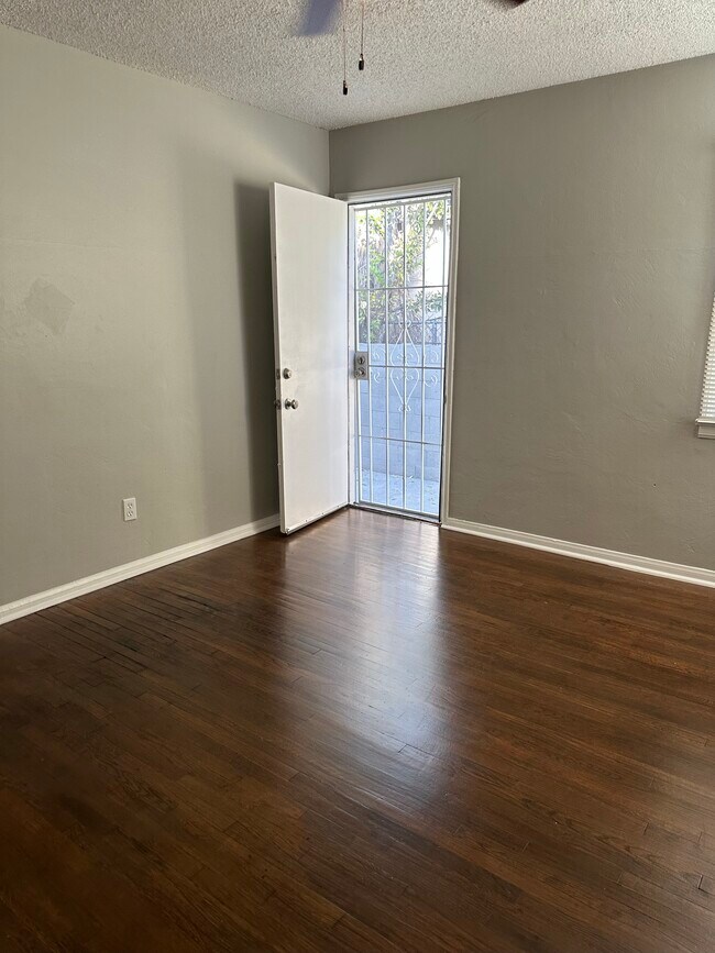 Building Photo - 1235 Roxbury Dr