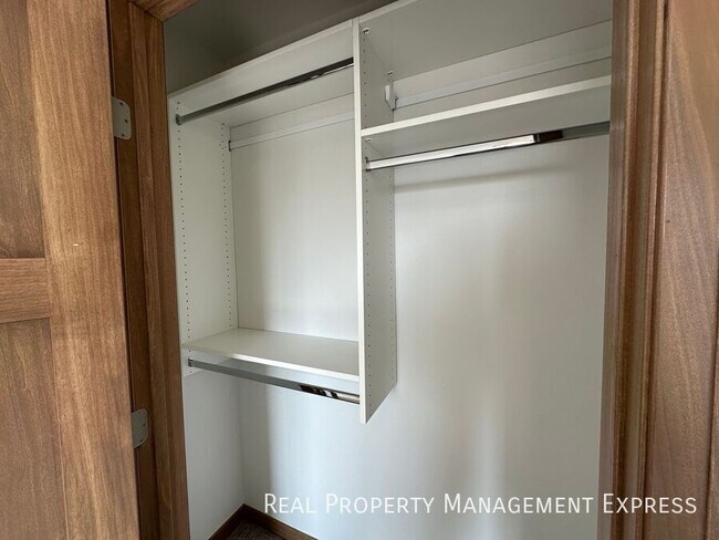 Building Photo - Modern 3 Bedroom 2.5 Bathroom Townhome