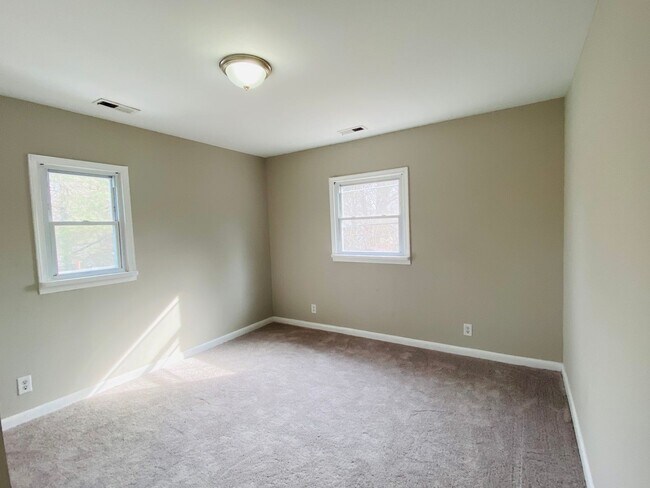 Building Photo - Very Spacious 5bdrm/2bth Bungalow Located in South Richmond w/Privacy Fenced Back Yard!!