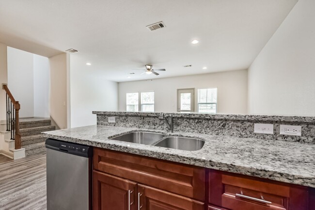 Building Photo - 914 Shady Ln