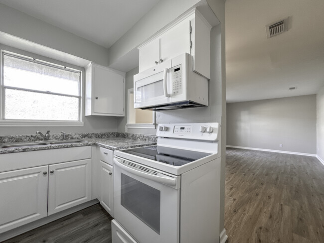 Kitchen - 4539 Dakota St