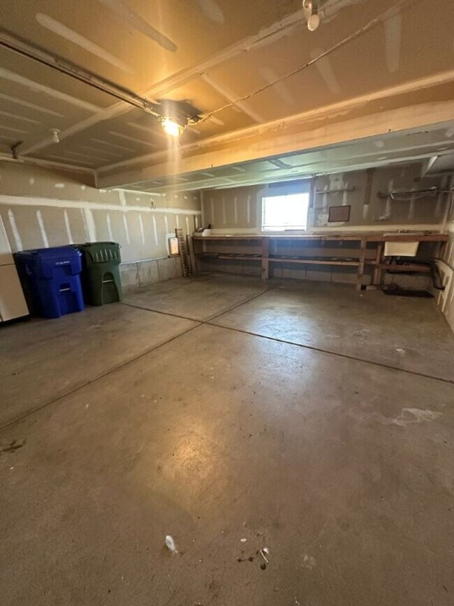 Building Photo - December Rent Free! Beautiful 5 Bed 2 Bath Home for Rent in Syracuse!