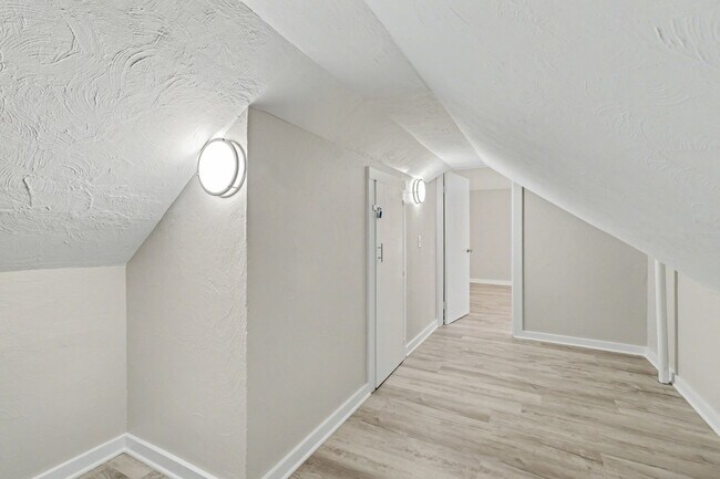 Building Photo - Fully Renovated 1 Bedroom in Historic Sloan Neighborhood $1099