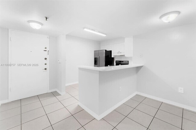 Building Photo - 2642 Collins Ave