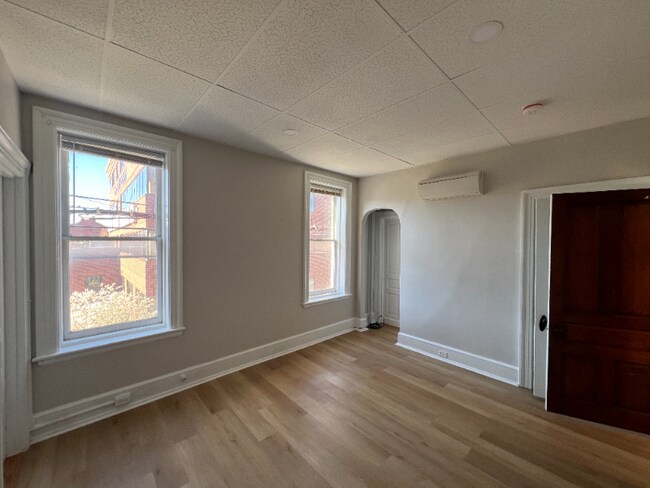 Building Photo - 125 N George St