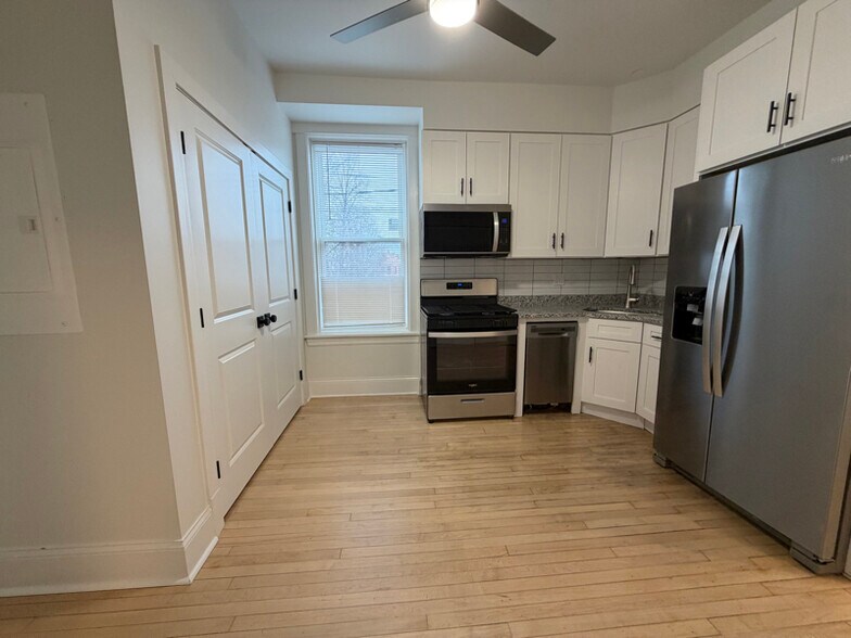 Building Photo - 3414 W Schubert Ave