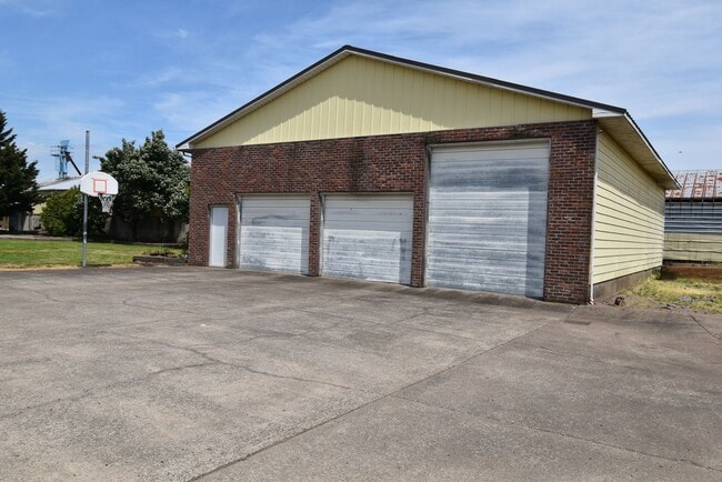 Building Photo - Spacious home on acreage and a Dairy Farm