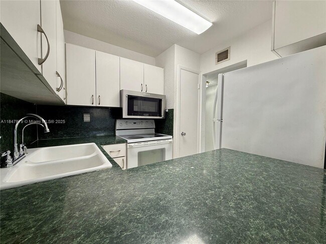 Building Photo - 1555 W 44th Pl