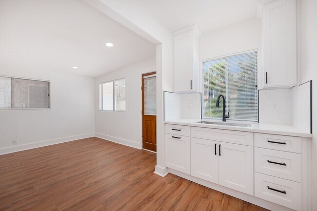 Building Photo - 121 S Lotus Ave