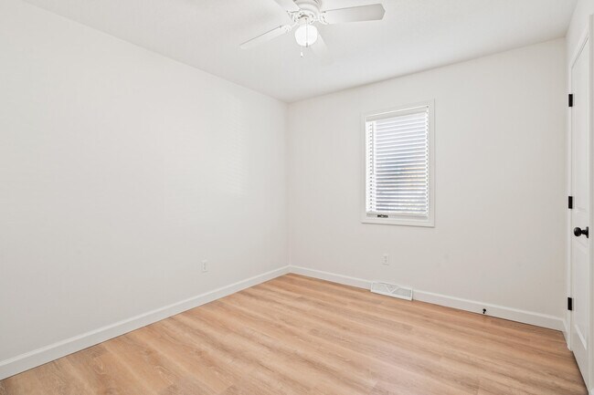 Building Photo - 3913 S Phoenix Rd