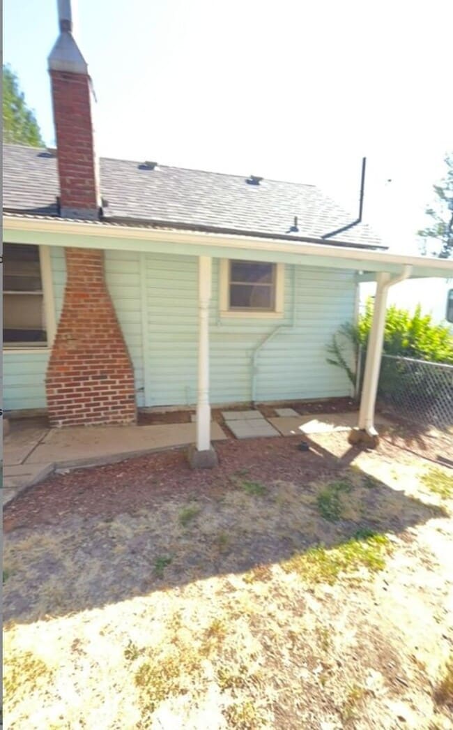 Building Photo - SMALL COTTAGE LIKE HOME IN DESIRABLE WEST ...