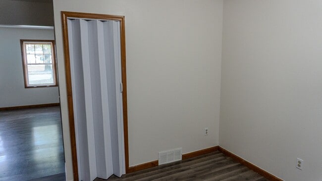 Building Photo - Updated 3-Bedroom Townhouse in Convenient Toledo Location