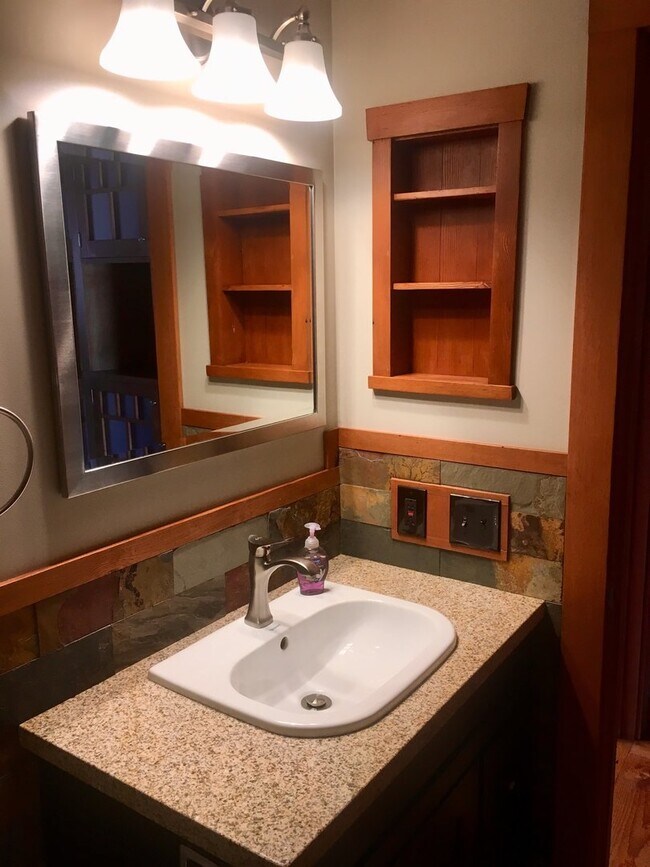 Building Photo - Valencia - Upgraded 3 bedroom, 1.5 bath condo near golf course