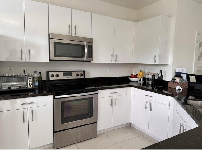 Building Photo - 3 bedroom in Miami FL 33179