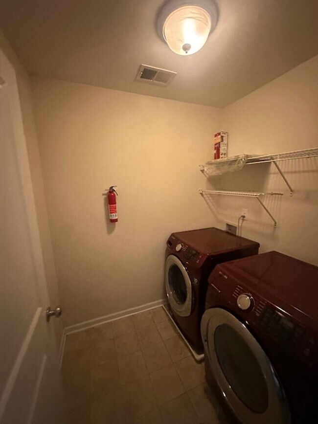 Building Photo - Magnificent Two Story Four Bedroom Home in Northeast Columbia!